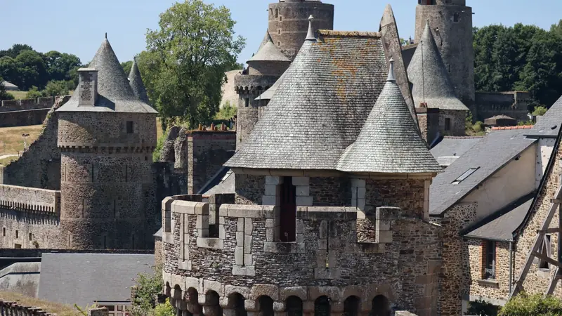Tours à toits coniques en ardoise et remparts du château de Fougères