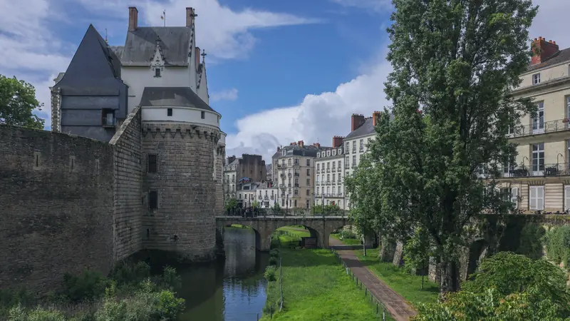 Tour et courtine du château des ducs de Bretagne à Nantes, au bord de ses douves enherbées