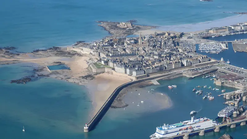 Vue aérienne de la ville close de Saint-Malo, de ses remparts, de ses plages et du port avec un ferry à quai