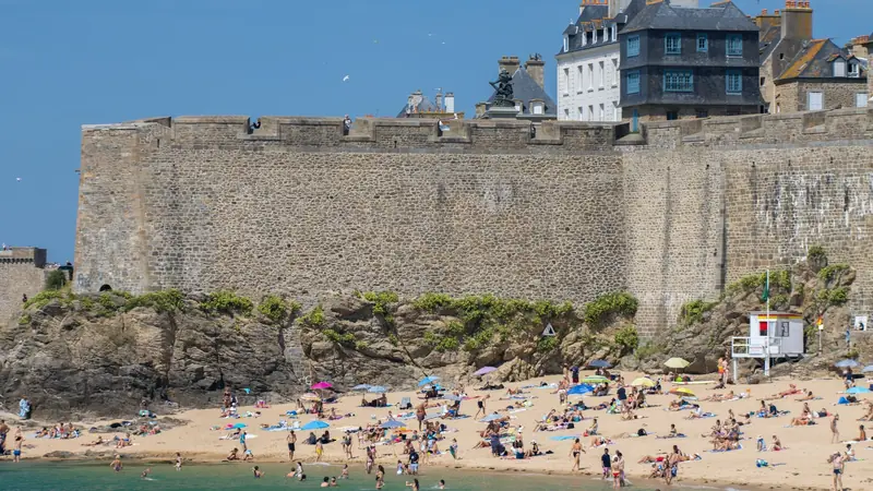 Remparts de Saint-Malo et maisons de granit de l'intra-muros au-dessus d'une plage animée en été
