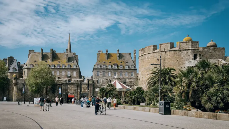 Remparts et grandes maisons de granit de la ville close de Saint-Malo sous un ciel bleu